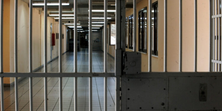 Πίσω από τα κάγκελα οι δύο άνδρες για την υπόθεση της 15χρονης στο Αγρίνιο